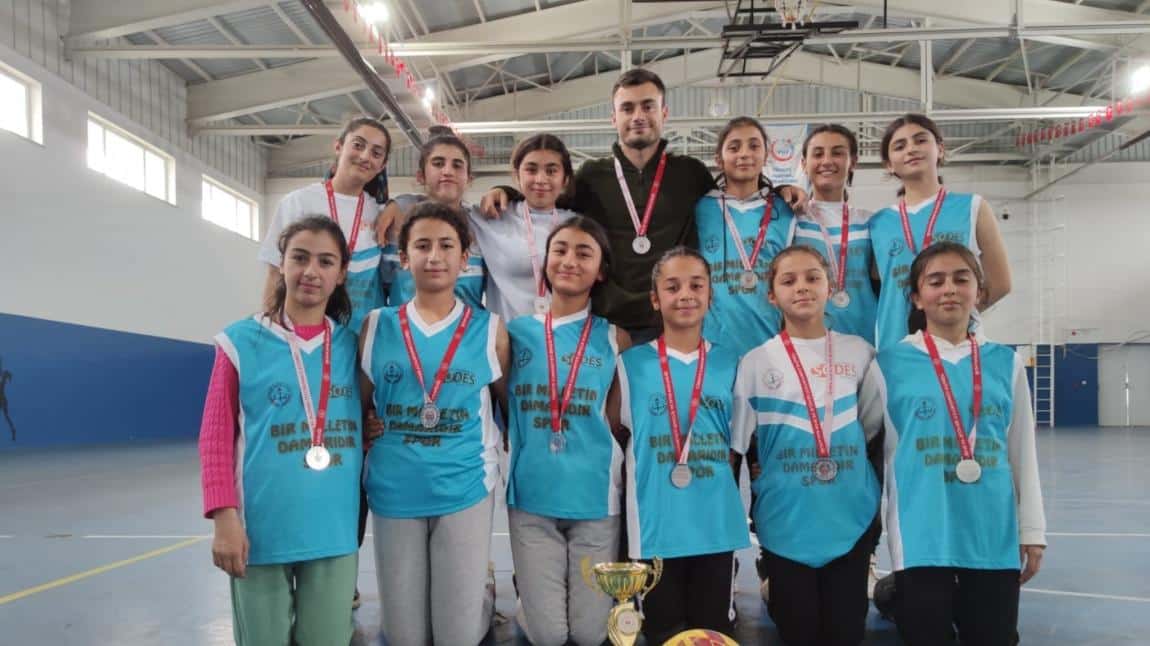 Kız Futsal Takımı İlçe 2.'si Oldu
