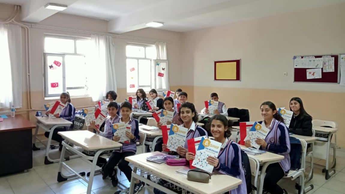 Milli Eğitim Bakanlığı Tarafından Gönderilen Yardımcı Kaynak Kitaplar Öğrencilerimize Dağıtıldı